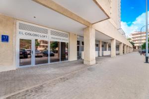 een gebouw met glazen deuren in een straat bij El Coloso Loft 1 in Benalmádena