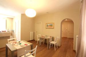 - une cuisine et une salle à manger avec une table et des chaises dans l'établissement B&B Antico Cancello, à Lucques