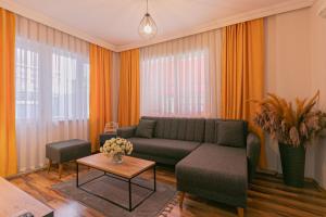 een woonkamer met een bank en een tafel bij MARİA House in Antalya