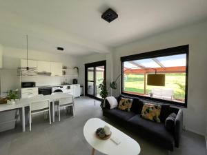 ein Wohnzimmer mit einem Sofa und einem Tisch in der Unterkunft BierBee in Bierbeek