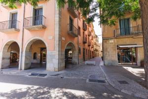 una calle vacía en una ciudad con edificios en Bravissimo Plaça Catalunya 2-2, Duplex apartment, en Girona