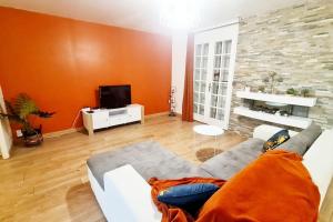 un soggiorno con divano e TV di Maison citadine familiale a Dreux