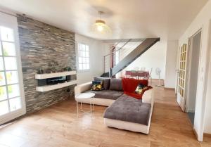un soggiorno con divano e muro di mattoni di Maison citadine familiale a Dreux