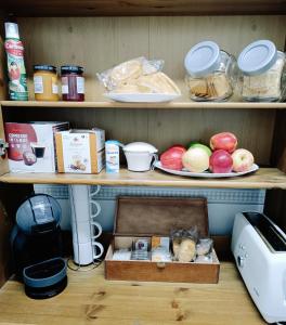 un estante con una caja de comida y un plato de comida en Casa de Mirtha, en Madrid