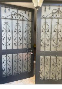 um par de portas de metal num quarto em Mamma Rosaria em Pompeia