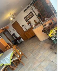 uma sala de estar com uma mesa e uma cozinha em Mamma Rosaria em Pompeia