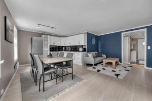 eine Küche und ein Wohnzimmer mit einem Tisch und Stühlen in der Unterkunft The Urban Cityscape in Tromsø