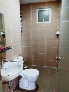 uma casa de banho com um WC e um lavatório em Palmyra Residence em Kajang