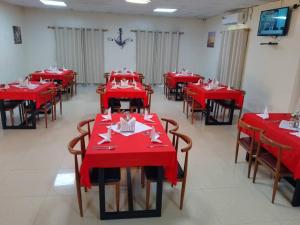 une salle à manger avec des tables et des chaises rouges dans l'établissement Lamerinn Hotel Juba, à Djouba