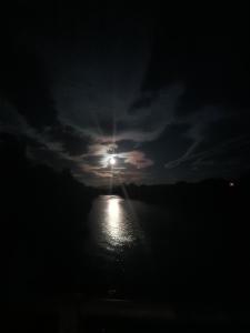 Gościniec Dziubasowki في نوفه تارخ: منظر الشمس مشرق على الماء ليلا