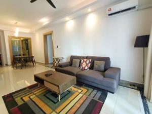 - un salon avec un canapé et une table basse dans l'établissement R&F princess cove family premium suites, à Johor Bahru