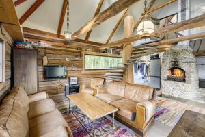 A seating area at Wonderful cozy cottage with a view of Sheep