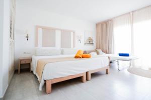 Postel nebo postele na pokoji v ubytování Apartamentos Es Caló + 30 fotografií