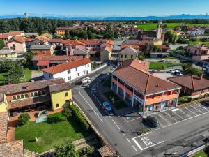 una vista aérea de una pequeña ciudad con una calle en Villa Ambra B&B Siviglia, en Vermezzo