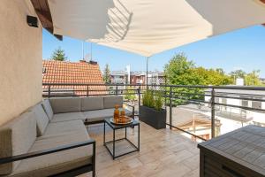 taras z kanapą i stołem na balkonie w obiekcie Sopot Beach & Park Penthouse by Downtown Apartments w mieście Sopot +35 zdjęć