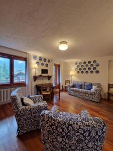 a living room with couches and a table at L'Atelier du Temps - Sole e Luna in Cogne