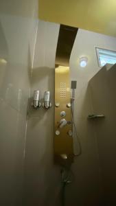 y baño con cabina de ducha y espejo. en พิมานอินทร์ รีสอร์ท en Ban Phang Khwang Tai