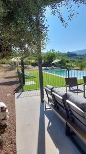 un banco del parque con vistas a la piscina en Casa rural Atalanta de la Vera en Jaraiz de la Vera