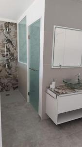 y baño con ducha, lavabo y espejo. en Casa rural Atalanta de la Vera, en Jaraíz de la Vera