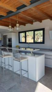 Una cocina con una mesa y sillas en una habitación. en Casa rural Atalanta de la Vera, en Jaraíz de la Vera