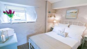 Postel nebo postele na pokoji v ubytování Ty Fry Cottage