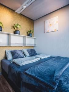 Postel nebo postele na pokoji v ubytování AquaHome - Woudrichem - Bijzonder overnachten op een houseboat aan de Afgedamde Maas