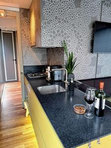Kuchyň nebo kuchyňský kout v ubytování AquaHome - Woudrichem - Bijzonder overnachten op een houseboat aan de Afgedamde Maas