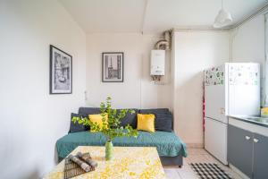 una sala de estar con un sofá y una mesa en L'Évasion Aulnaysienne - Appt pour 4, en Aulnay-sous-Bois