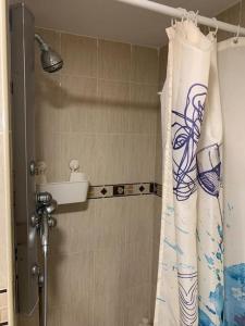 y baño con ducha y cortina de ducha. en Apartamento situado a 3minutos del PTA campanillas en Málaga