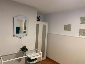 a bathroom with a sink and a mirror on the wall at Apartamento situado a 3minutos del PTA campanillas in Málaga +12 photos