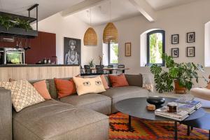 - un salon avec un canapé et une table dans l'établissement La plage et les commerces à pieds !, à Saint-Cyr-sur-Mer