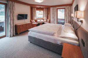 سرير أو أسرّة في غرفة في Hotel Garni Almjur