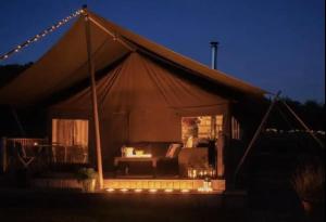 ein Zelt mit Licht in der Nacht in der Unterkunft Seven Hills Hideaway - Blorenge in Llanvetherine