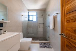 Un baño con ducha, inodoro y lavabo. en 2099 - Casa Hera, en Santa Cruz Huatulco 23 fotos más