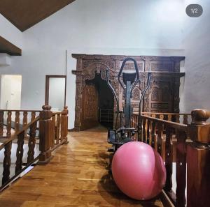 una habitación con una escalera con una bola rosa en el suelo en Tumungkul Homestay, en Jejeran