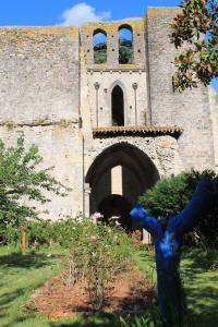 une sculpture bleue devant un bâtiment dans l'établissement logement au sein d une abbaye cistercienne, à Saint-Martin-le-Vieil
