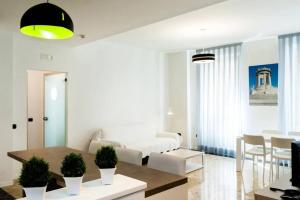 sala de estar con sofá y mesa en Residence Degli Aranci - by Casêta en Ancona