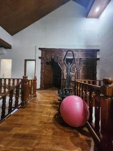 una gran bola rosa sentada en el suelo en una habitación en Tumungkul Homestay, en Jejeran