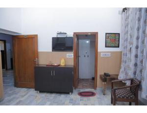 HOTEL SANDS INN, Jodhpur في جودبور: غرفة مع باب وطاولة
