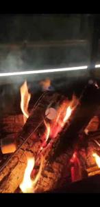 ein Grill mit einem Messer über dem Feuer in der Unterkunft Royalova Hotel in Yalova