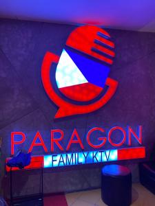 ein Neonschild für ein paragonales Familienrestaurant kx in der Unterkunft Gorgeous One Eastwood Ave Suite in Manila