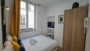 パリにある32 Atelier Paris Fashionの小さなベッドルーム(ベッド1台、窓付)