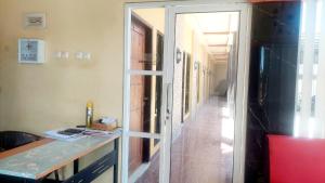 Zimmer mit einer Tür, die auf einen Flur führt in der Unterkunft SASANDO RESIDENCE KUPANG in Maulafa