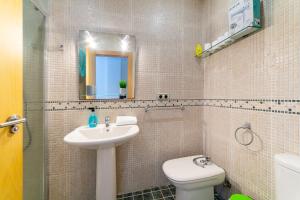 Et badeværelse på AlmeriaSuite Beach&Sun + 16 billeder