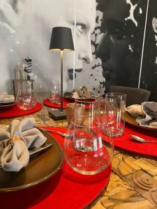 una mesa con copas de vino en un mantel rojo en Landhaus Hotel Neuss, en Neuss