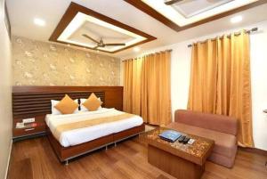 1 dormitorio con cama, mesa y sofá en HOTEL 24x7 INN en Jalandhar