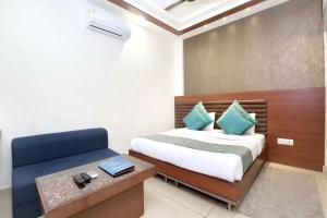 1 dormitorio con cama, mesa y sofá en HOTEL 24x7 INN en Jalandhar