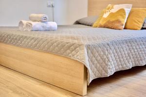 Posteľ alebo postele v izbe v ubytovaní SPACIOUS, SUNNY FLAT BY CITY OF ARTS & SCIENCES