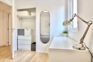 Posteľ alebo postele v izbe v ubytovaní SPACIOUS, SUNNY FLAT BY CITY OF ARTS & SCIENCES