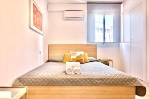 Posteľ alebo postele v izbe v ubytovaní SPACIOUS, SUNNY FLAT BY CITY OF ARTS & SCIENCES